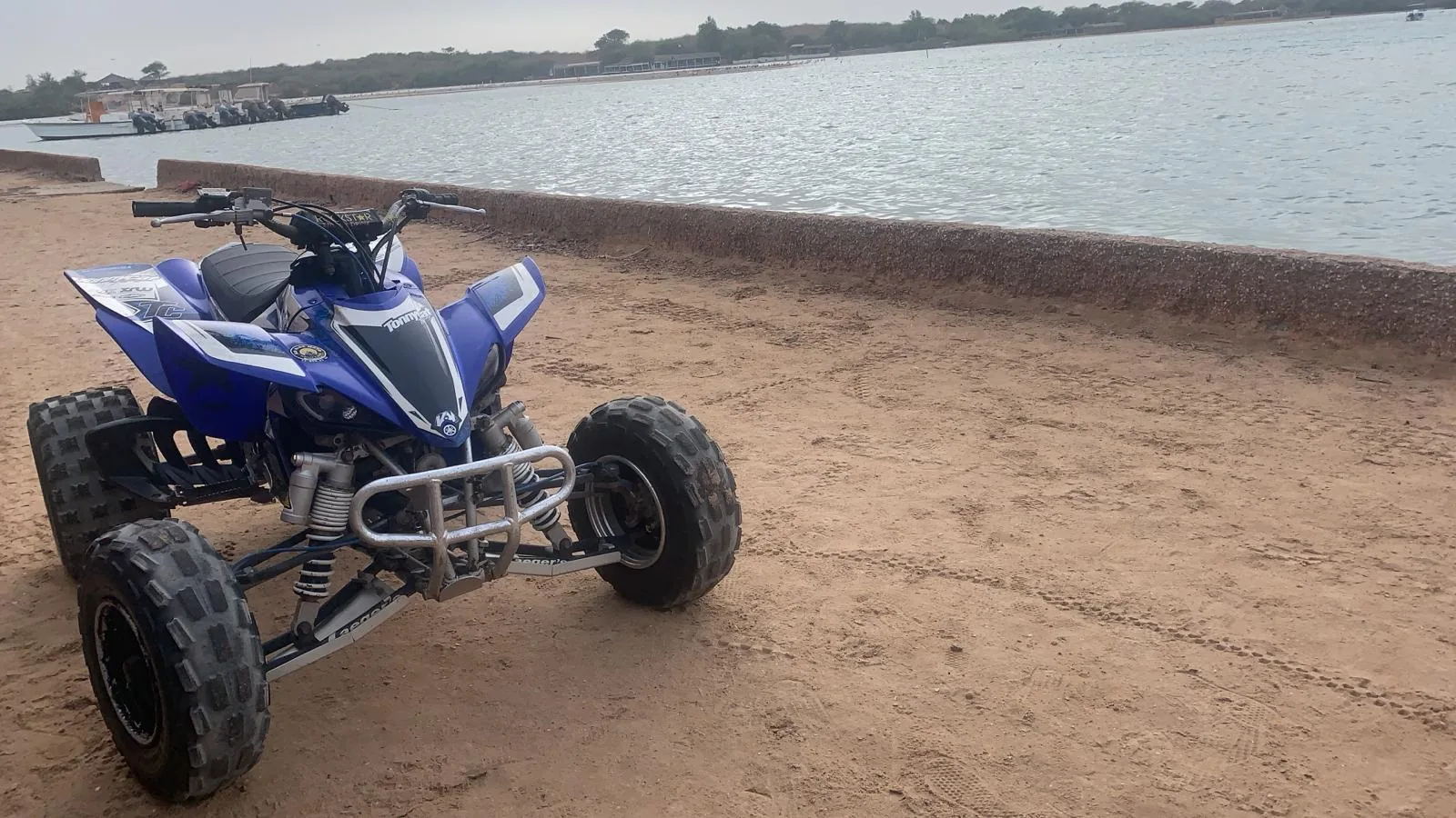 Quad à louer au bord de la lagune de Somone au coucher du soleil